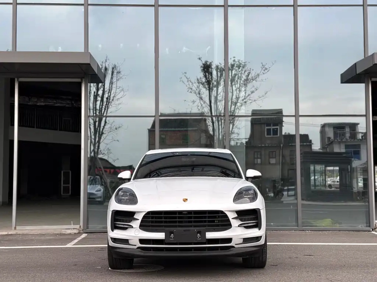 PORSCHE MACAN