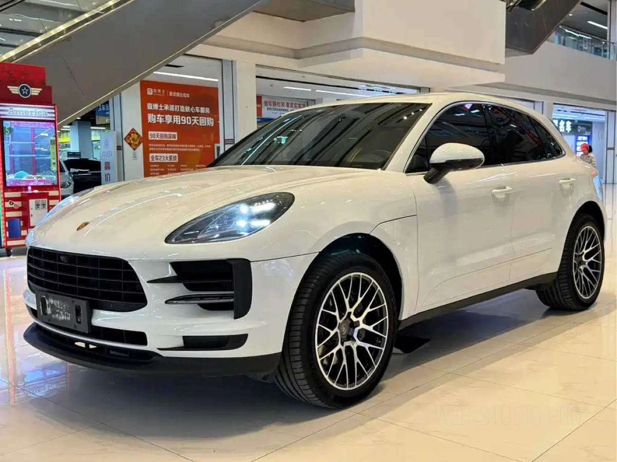 PORSCHE MACAN