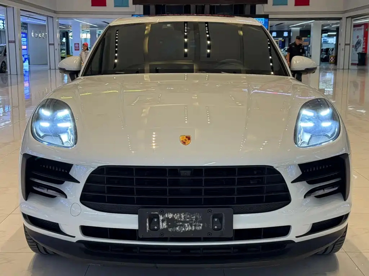 PORSCHE MACAN