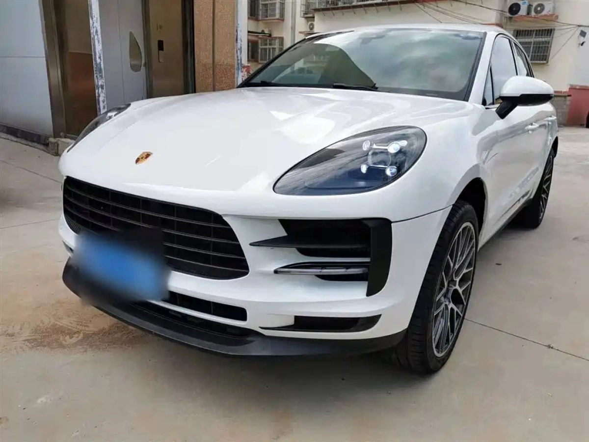 PORSCHE MACAN
