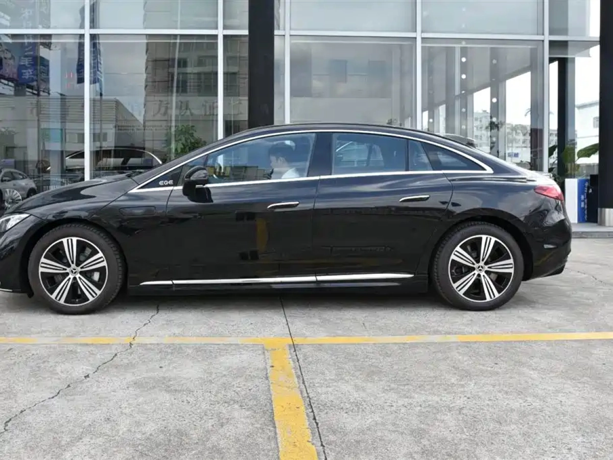 MERCEDES BENZ EQE