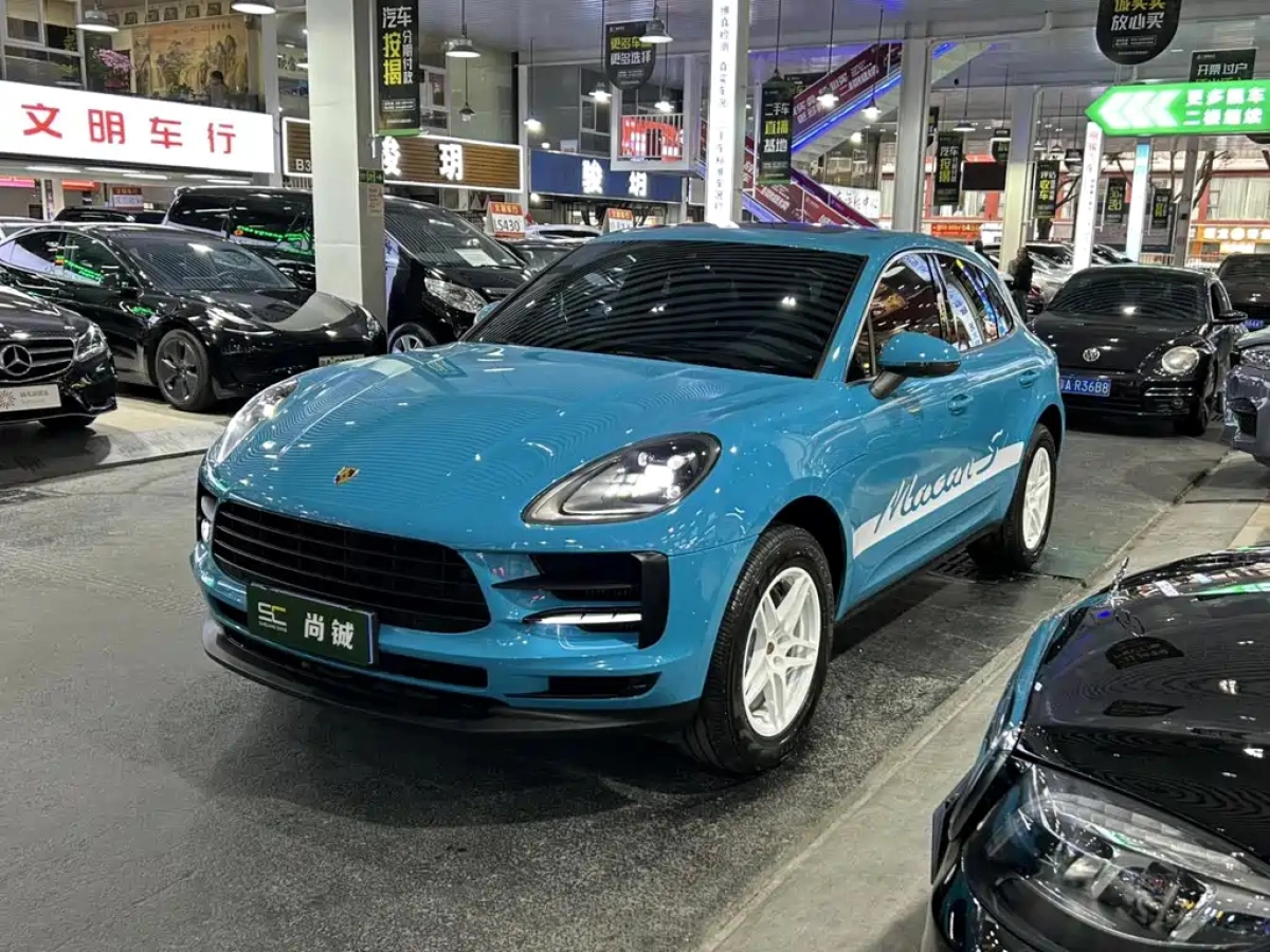 PORSCHE MACAN