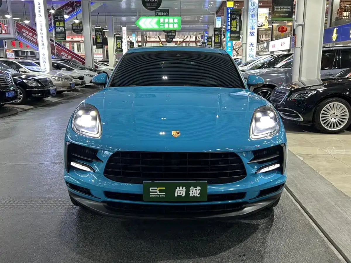 PORSCHE MACAN