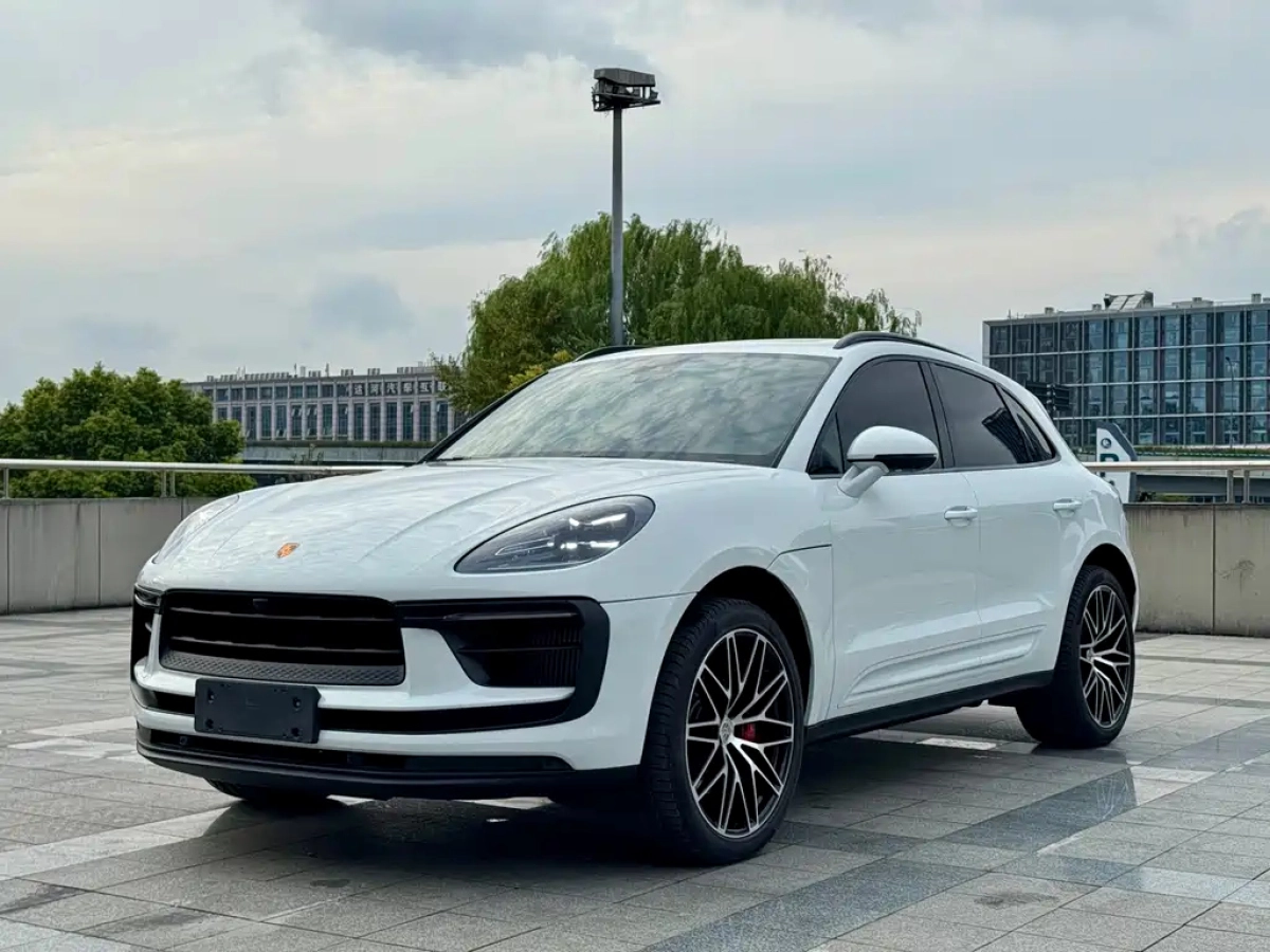 PORSCHE MACAN