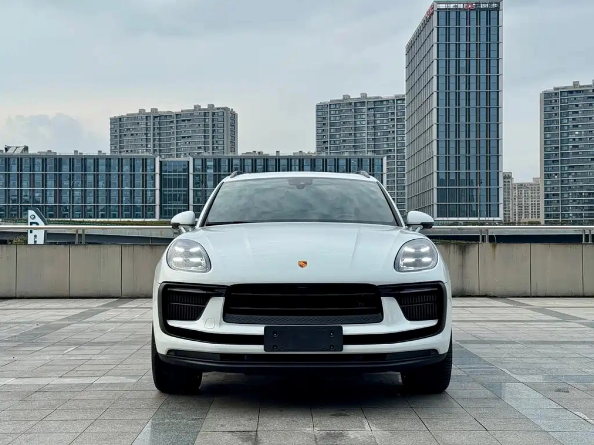 PORSCHE MACAN