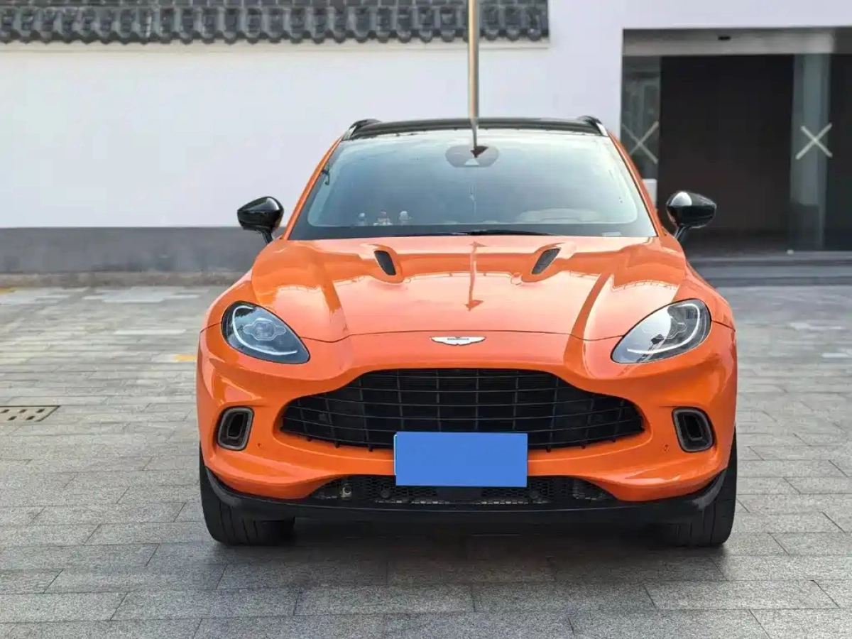 ASTON MARTIN DBX