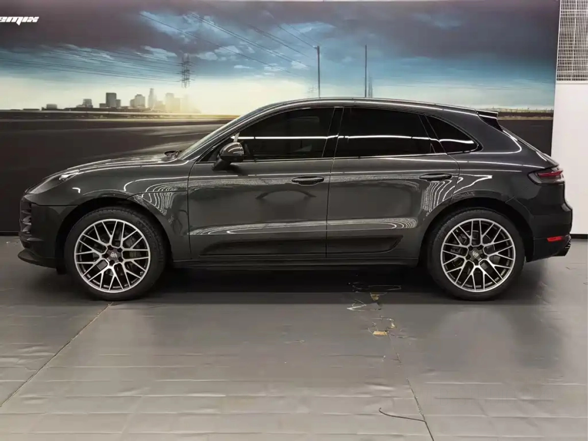 PORSCHE MACAN