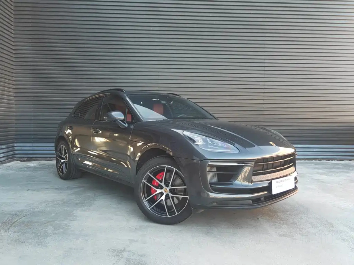PORSCHE MACAN