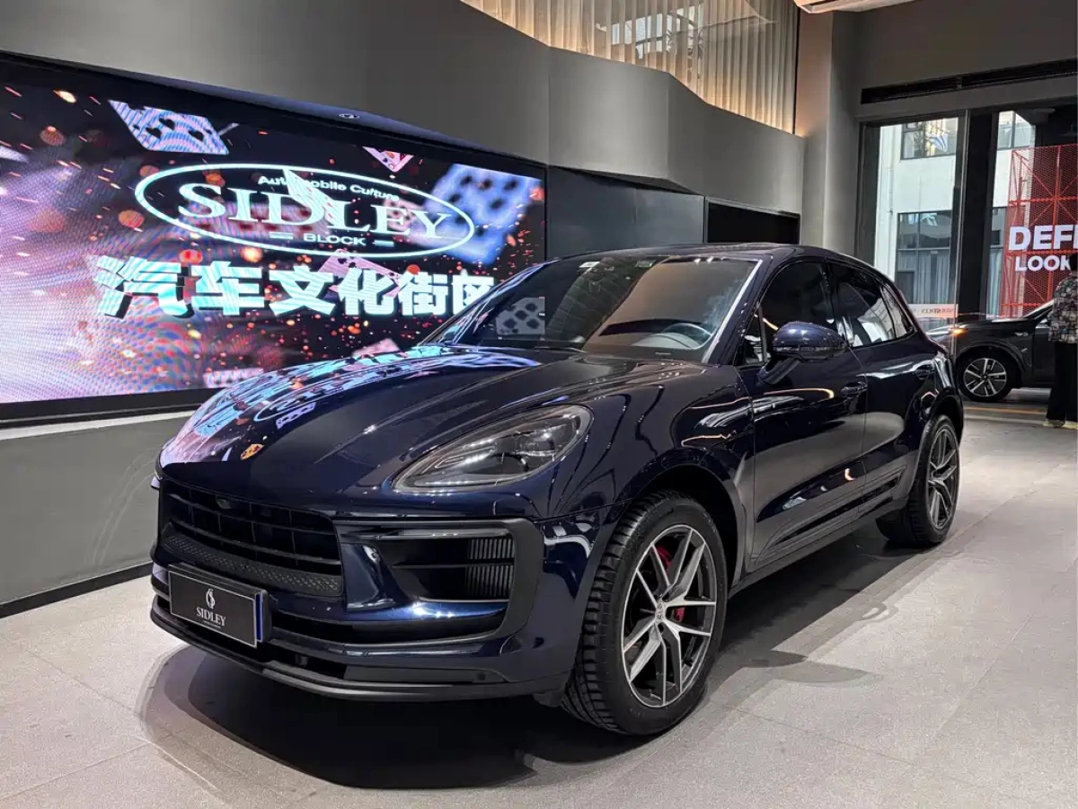 PORSCHE MACAN