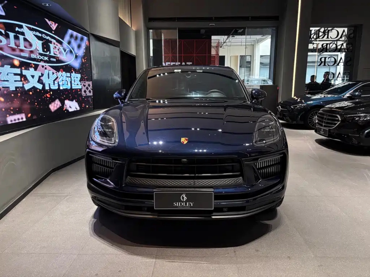 PORSCHE MACAN