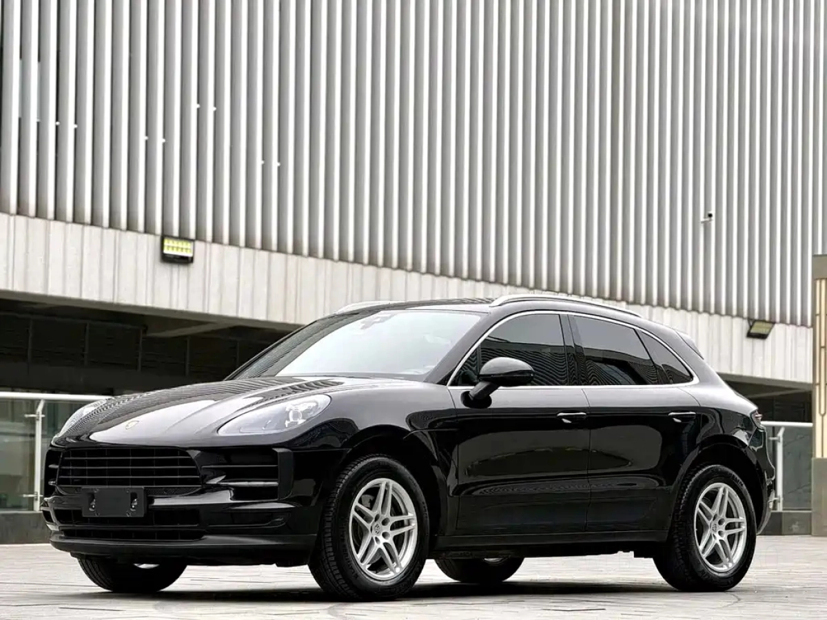 PORSCHE MACAN