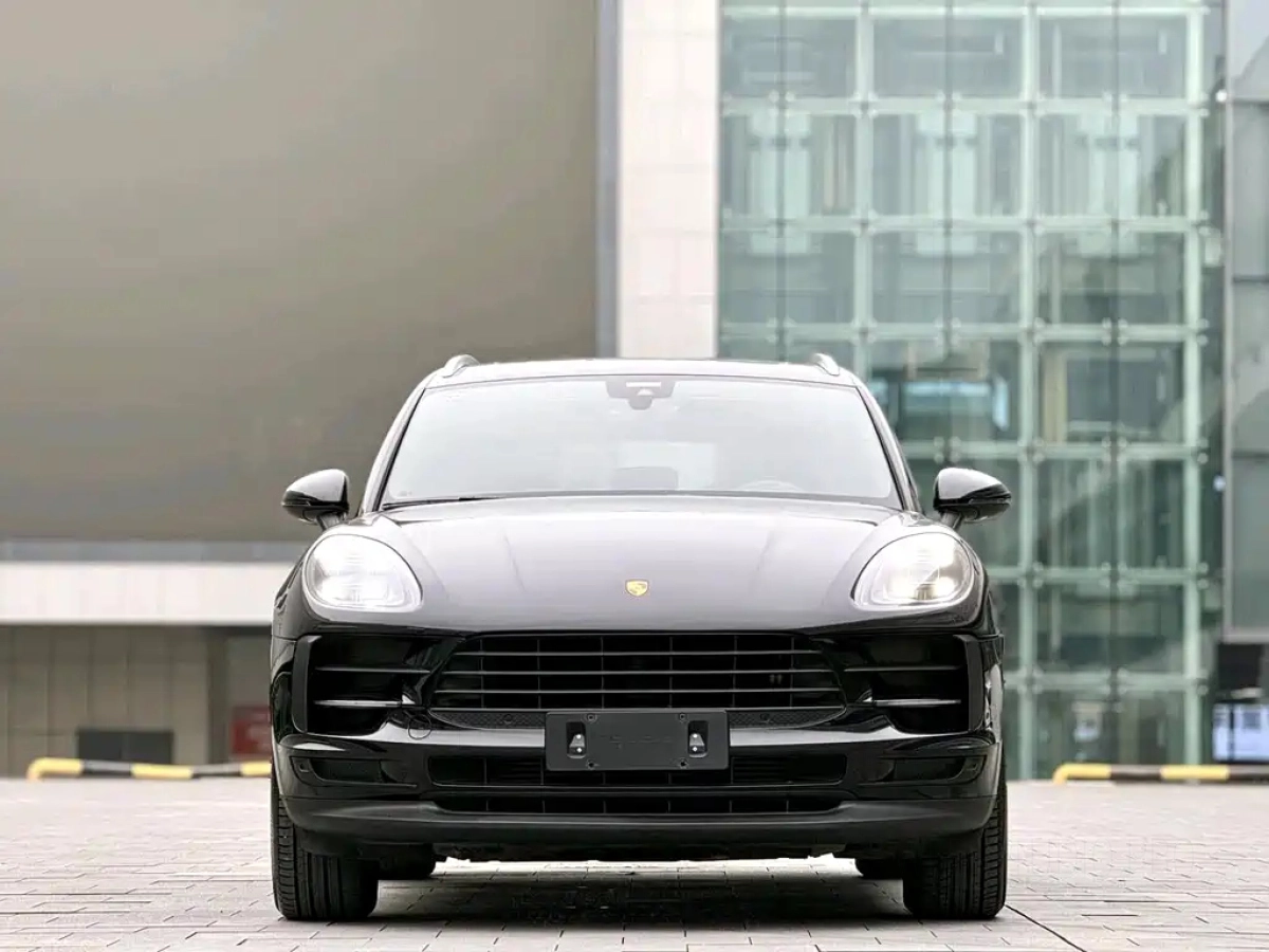 PORSCHE MACAN