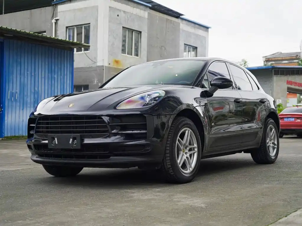 PORSCHE MACAN