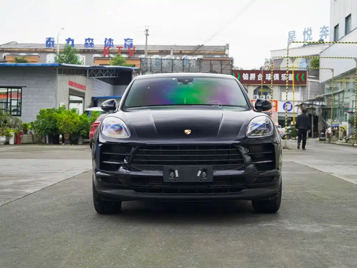 PORSCHE MACAN