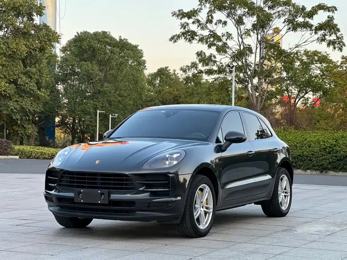 PORSCHE MACAN