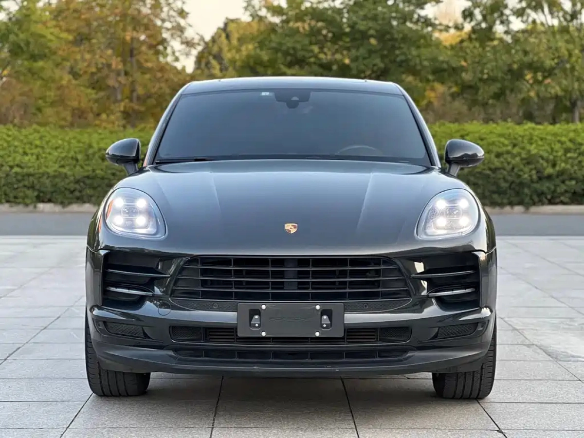 PORSCHE MACAN
