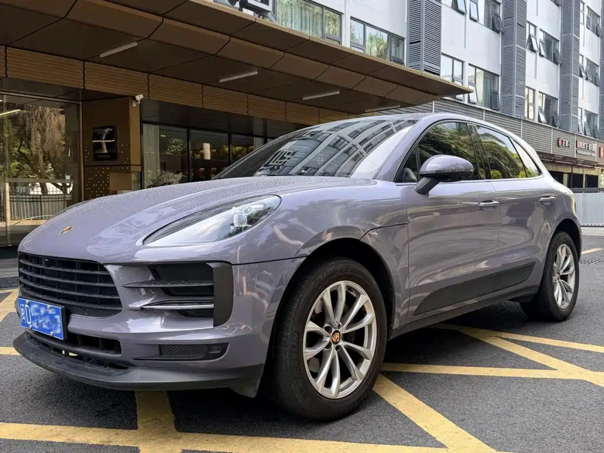 PORSCHE MACAN