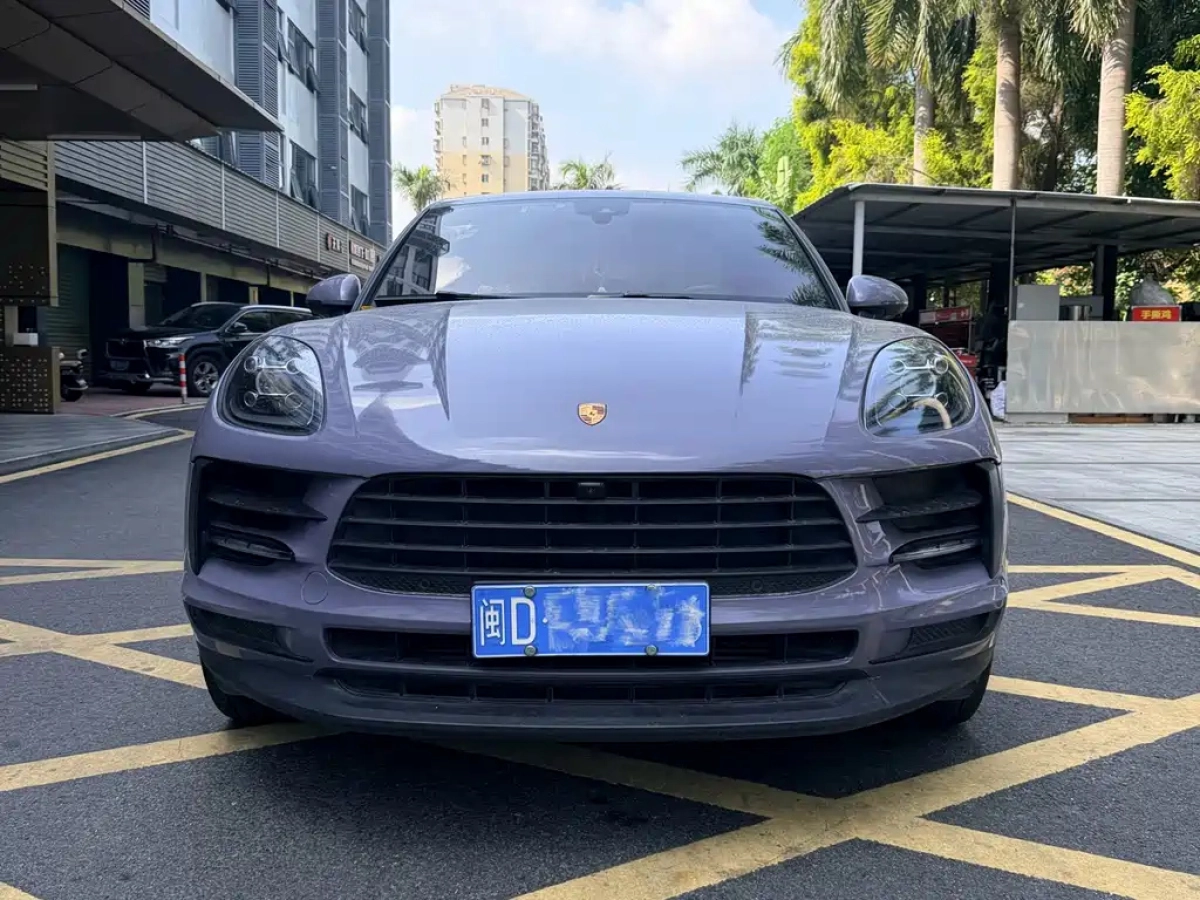 PORSCHE MACAN