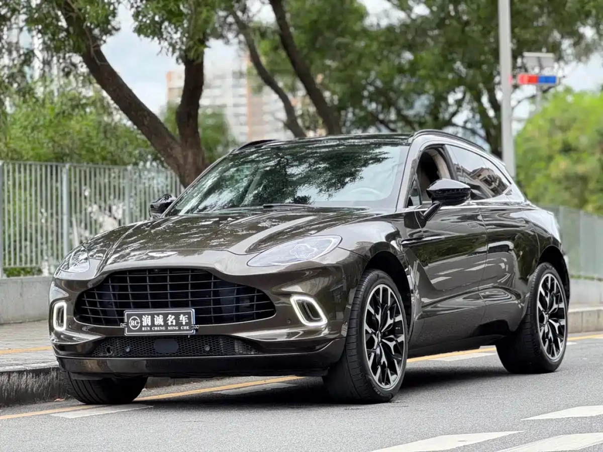 ASTON MARTIN DBX