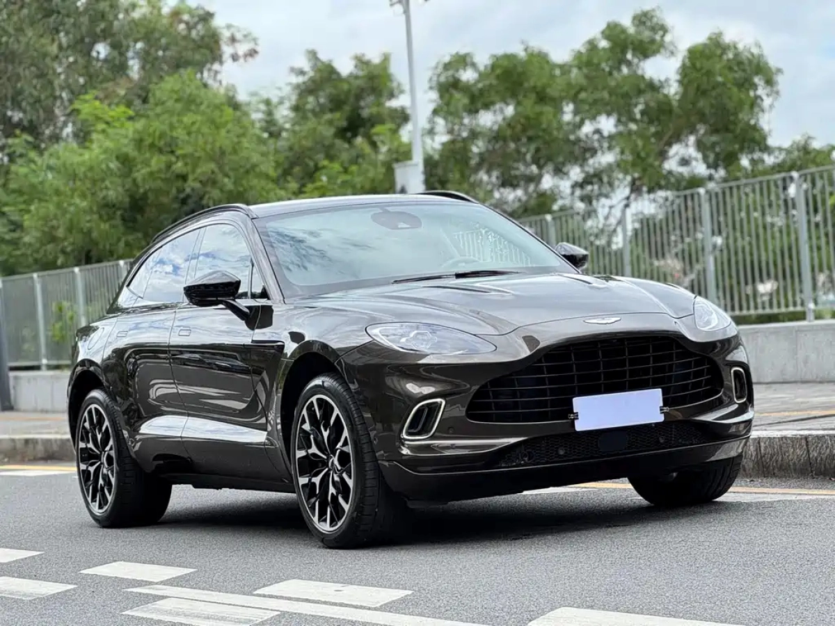 ASTON MARTIN DBX