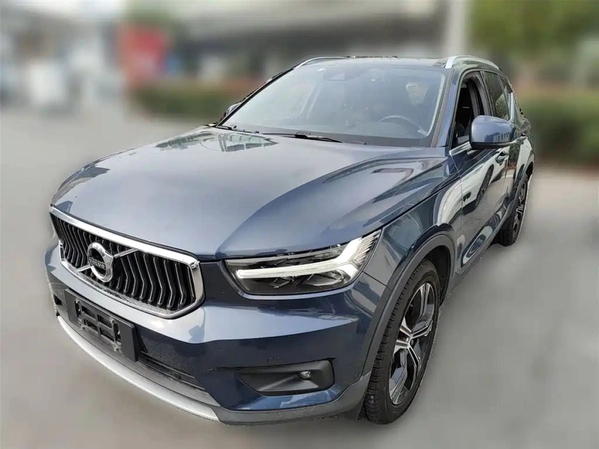 VOLVO XC40