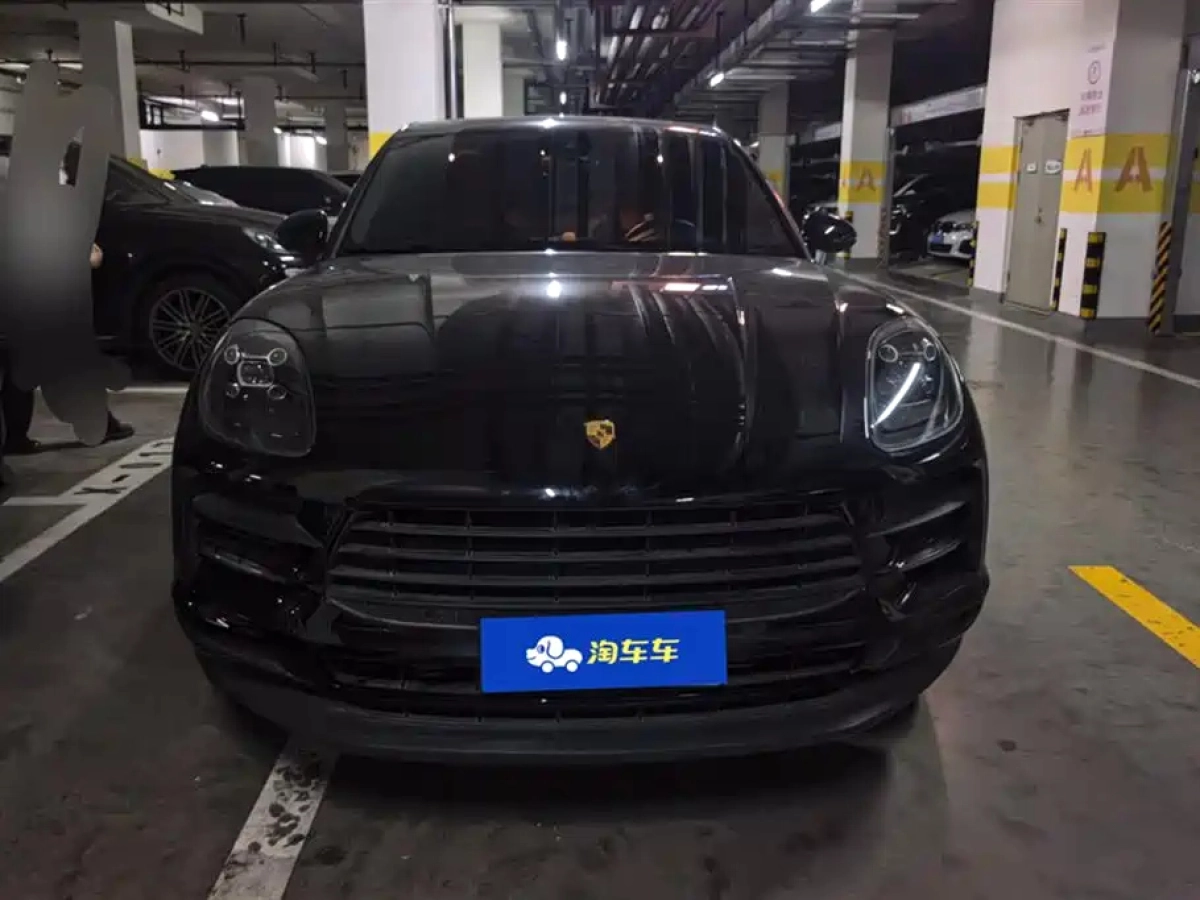 PORSCHE MACAN
