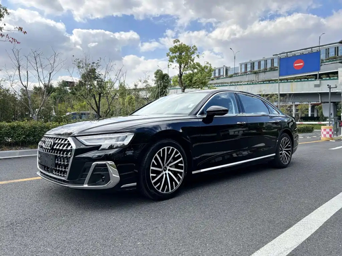 AUDI A8  2025