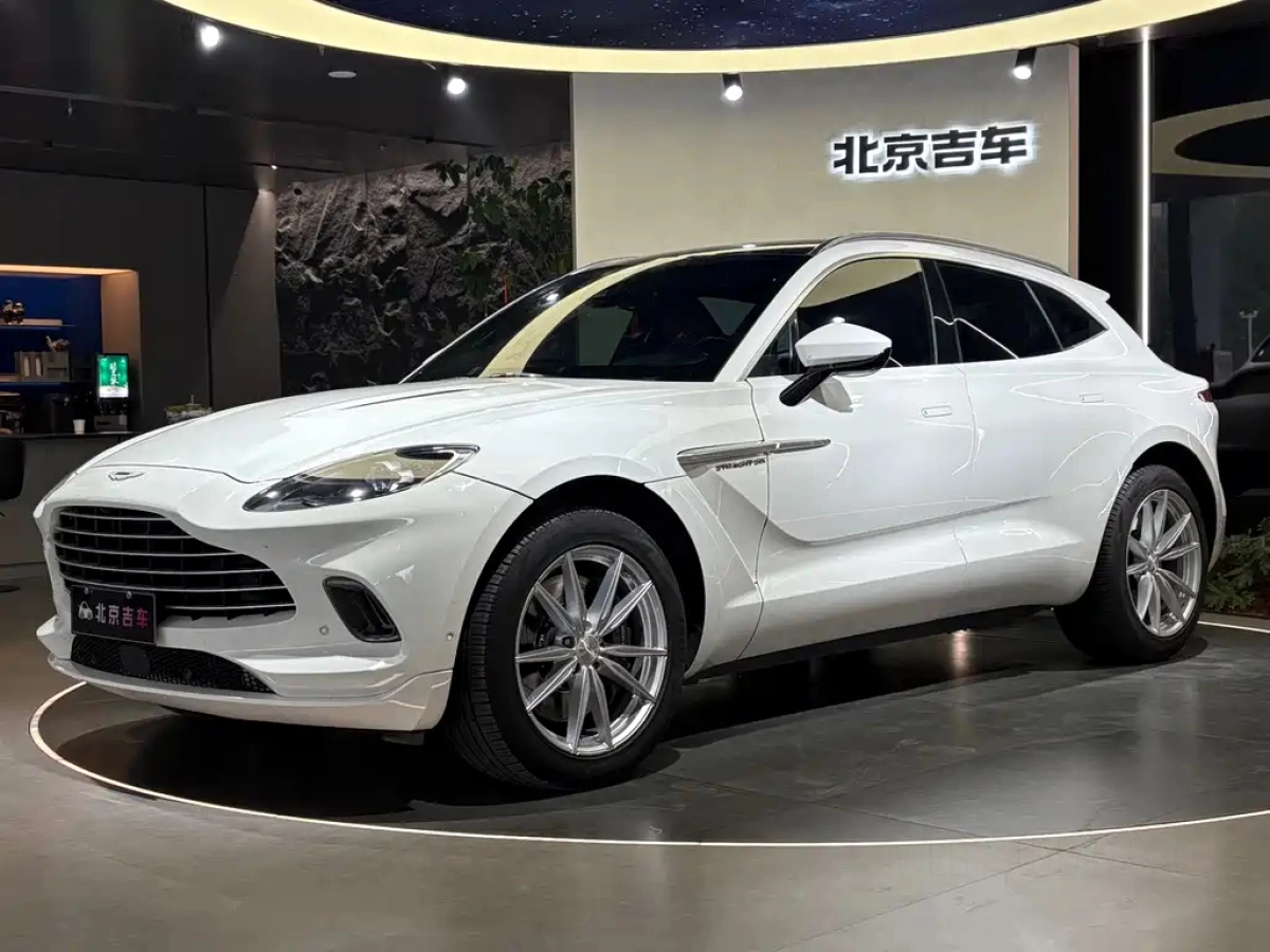 ASTON MARTIN DBX