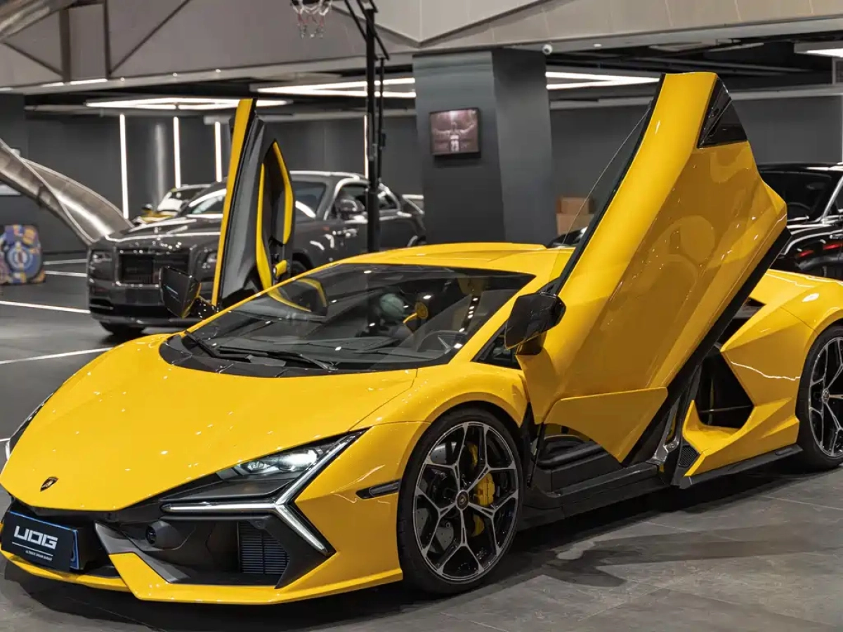 LAMBORGHINI REVUELTO  2025