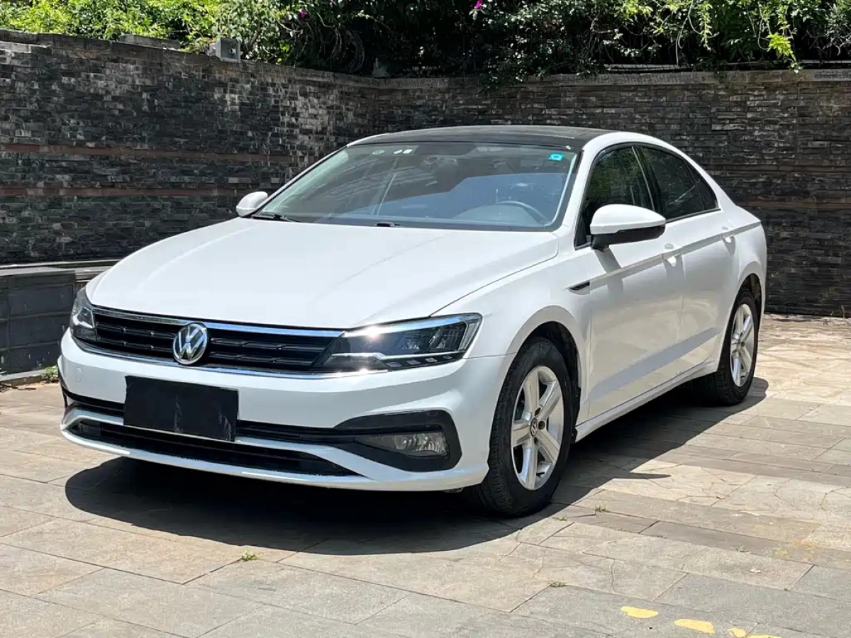 VOLKSWAGEN LAMANDO  2022