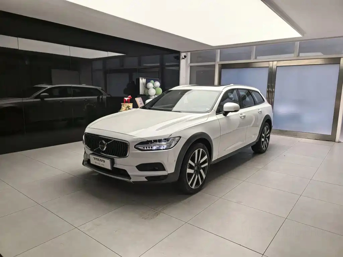 VOLVO V90  2023
