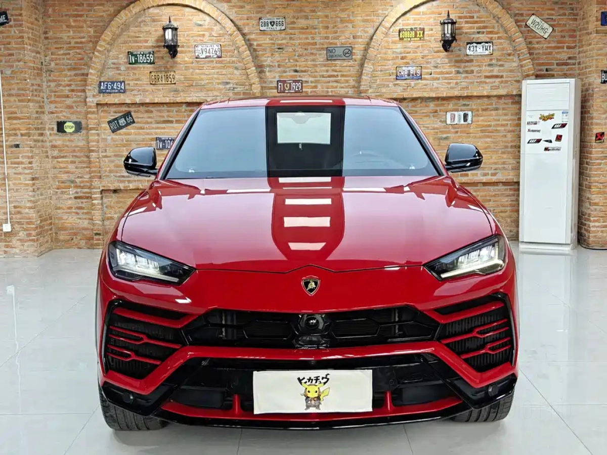 LAMBORGHINI URUS