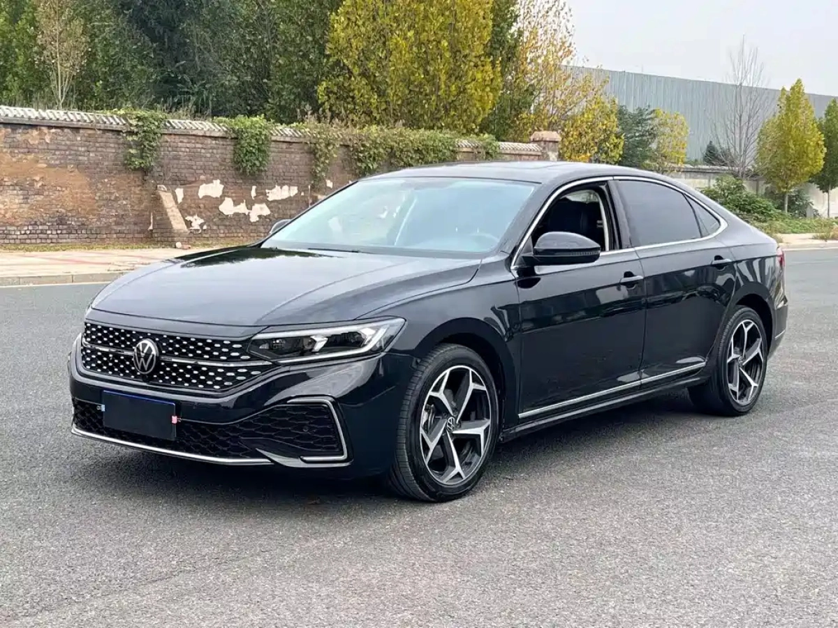 VOLKSWAGEN PASSAT  2025