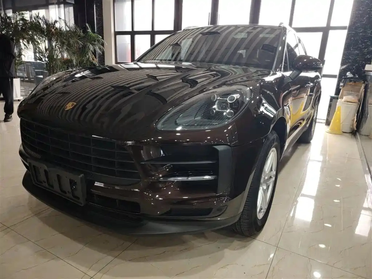 PORSCHE MACAN