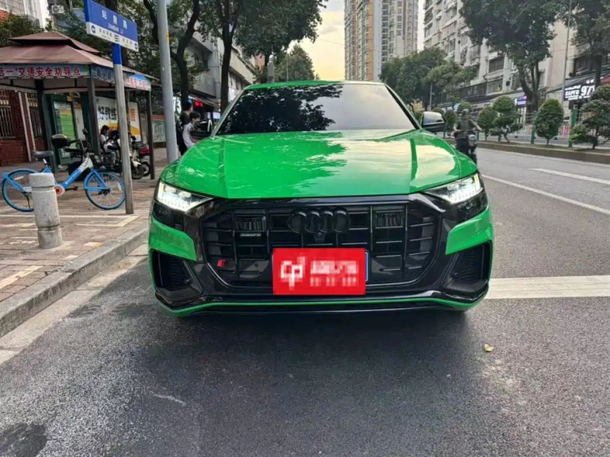 AUDI Q8