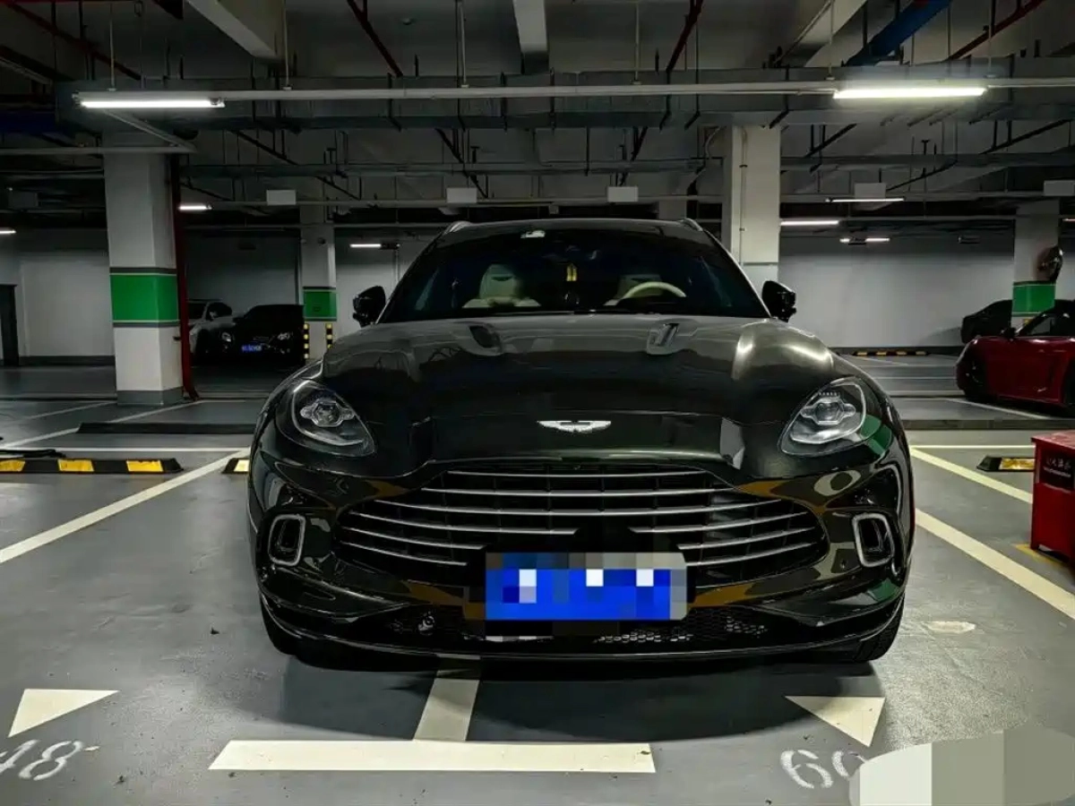 ASTON MARTIN DBX