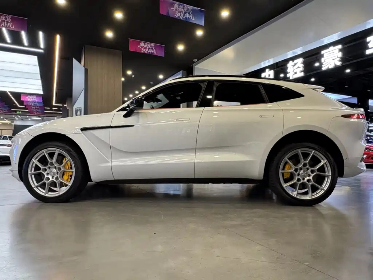 ASTON MARTIN DBX