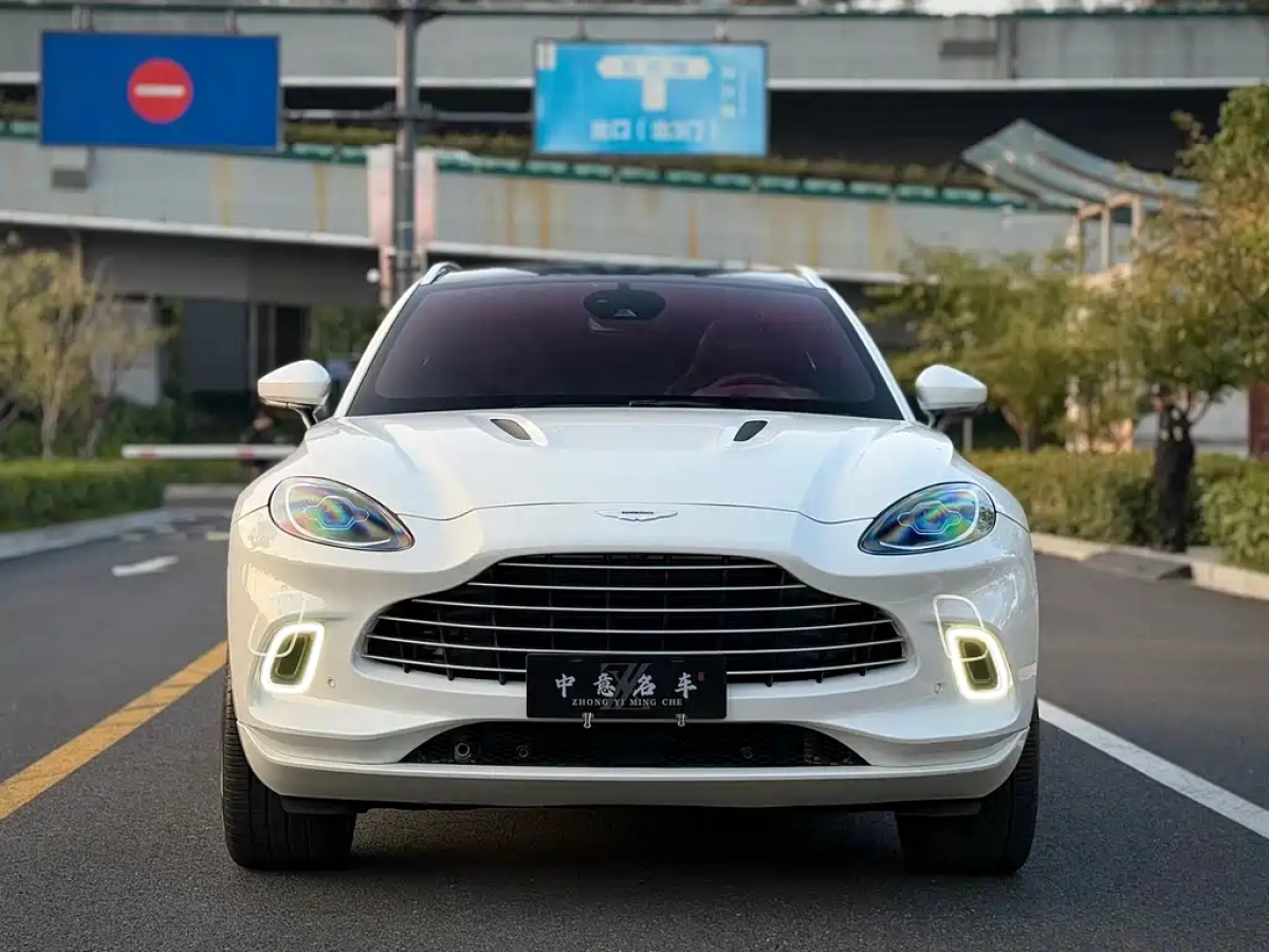 ASTON MARTIN DBX