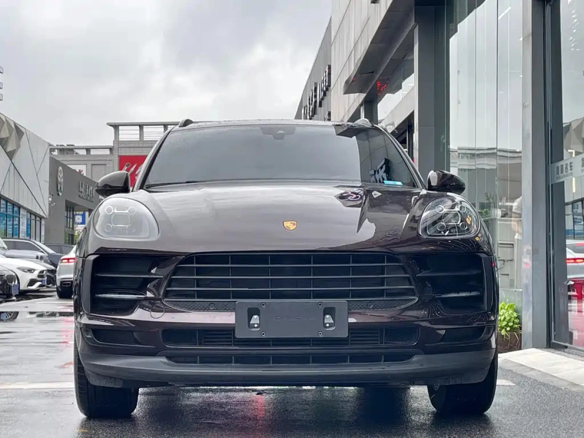 PORSCHE MACAN