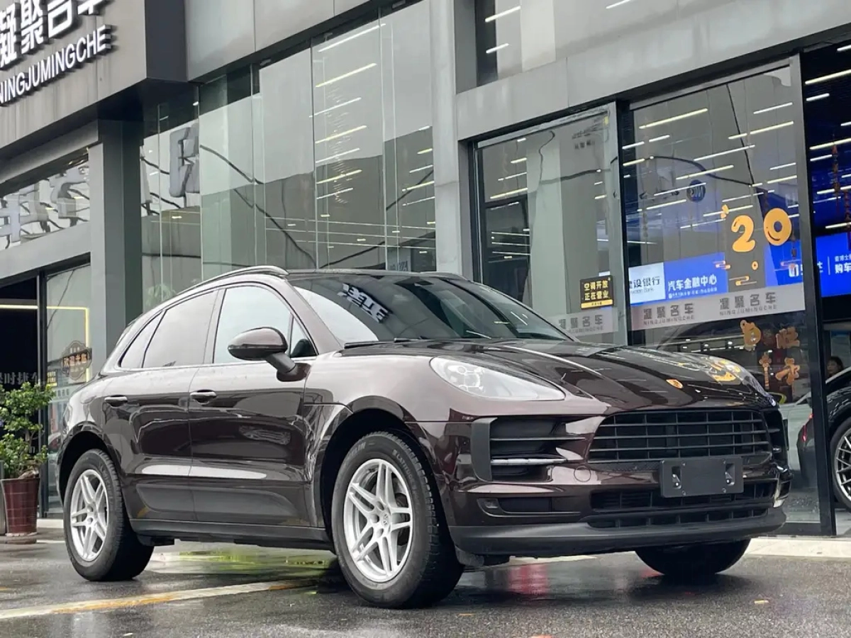 PORSCHE MACAN