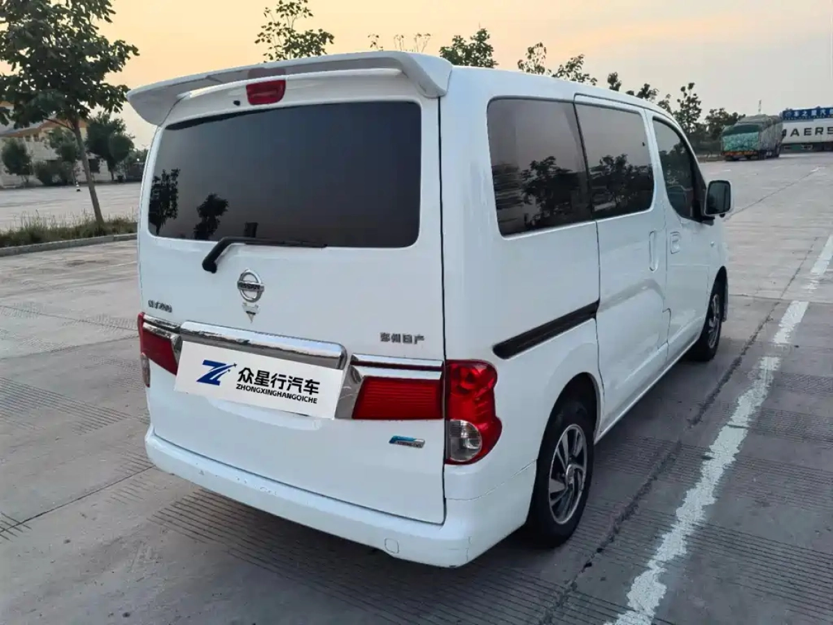 NISSAN NV200