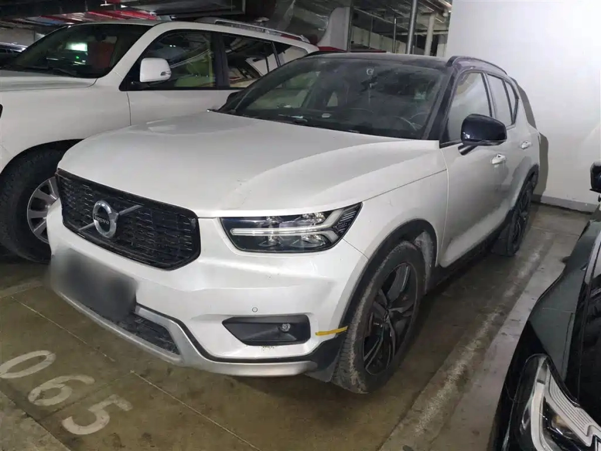 VOLVO XC40