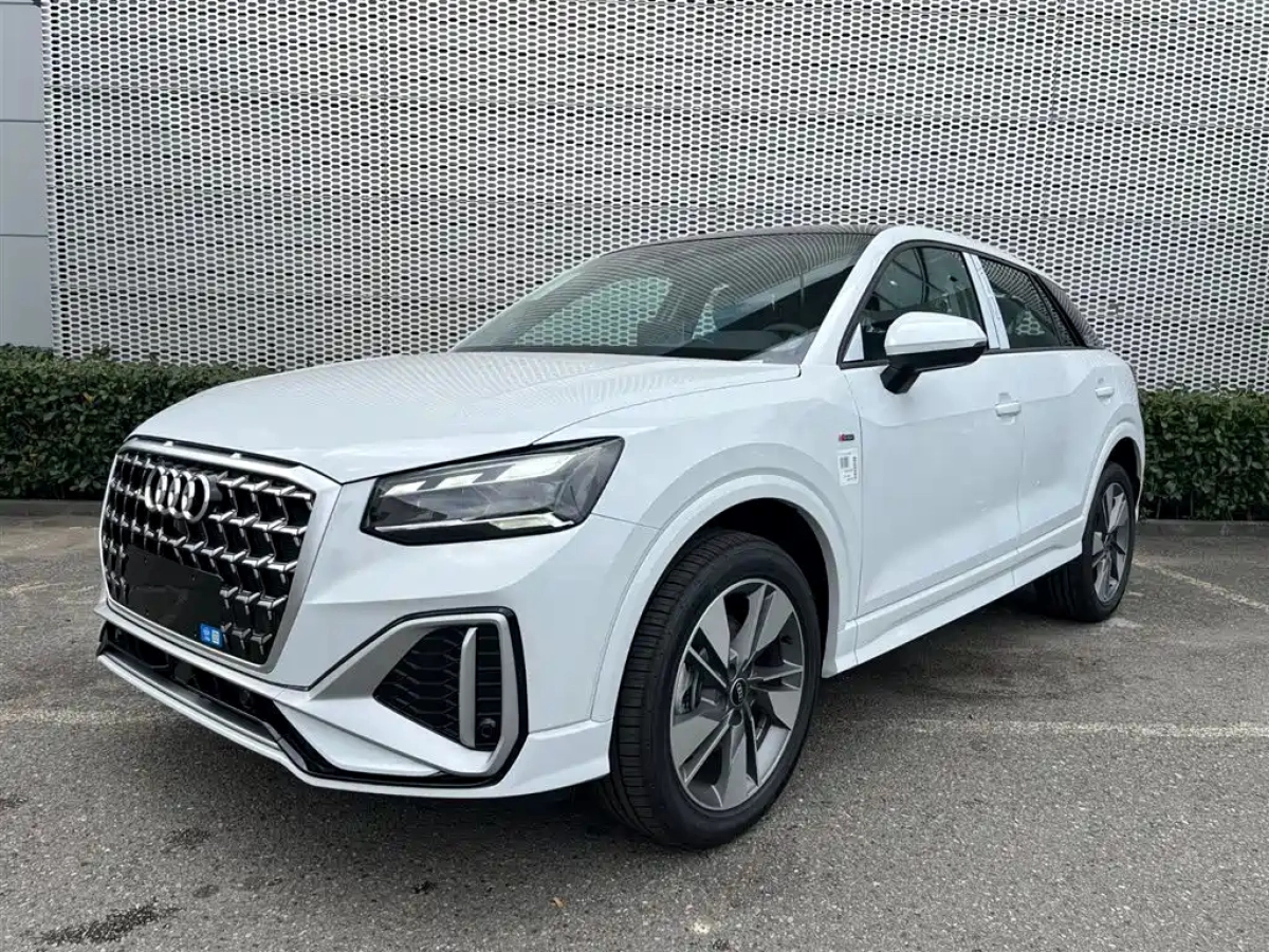AUDI Q2L  2025