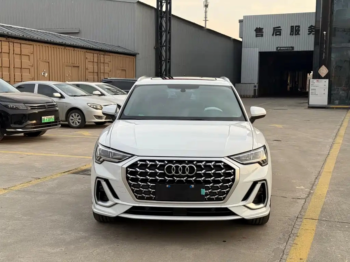 AUDI Q3