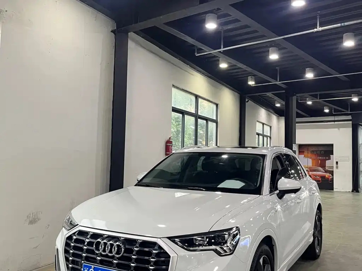 AUDI Q3