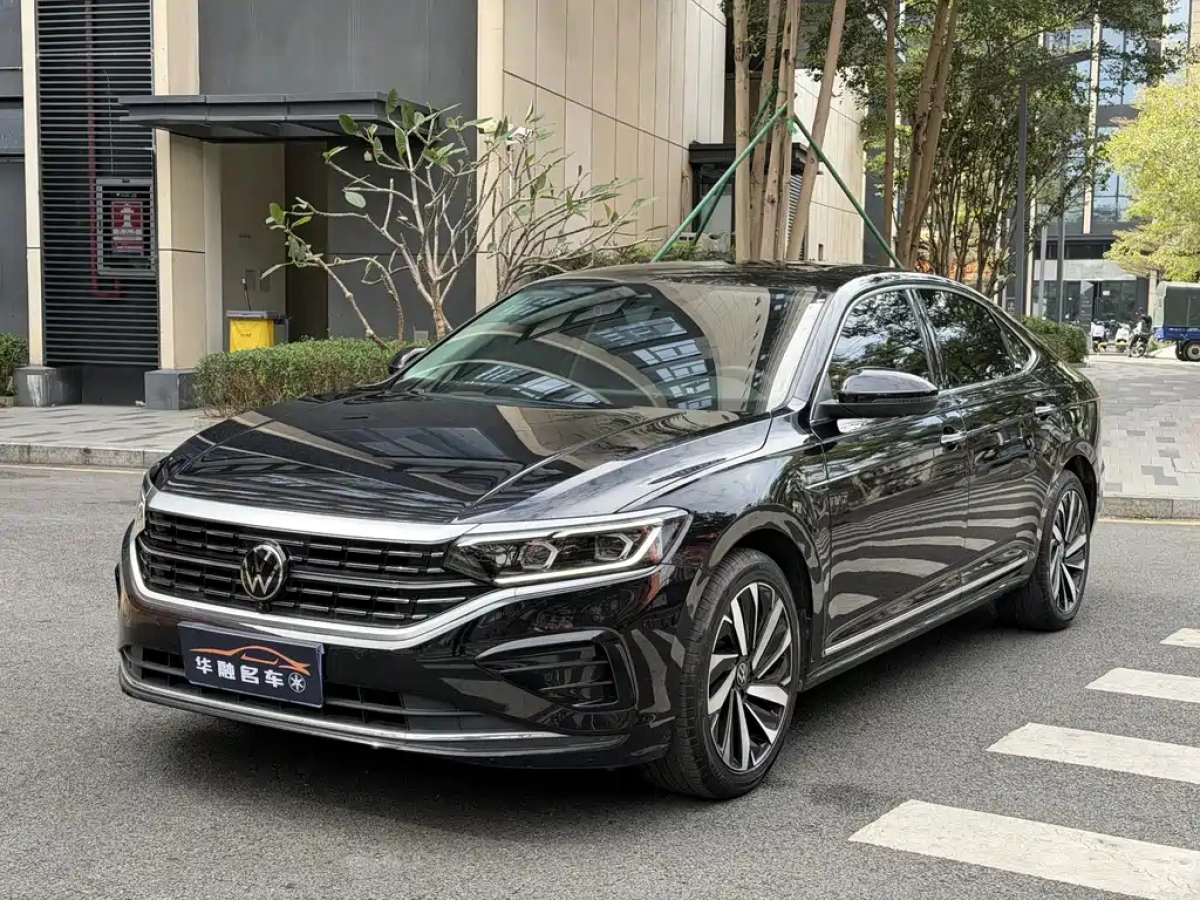 VOLKSWAGEN PASSAT  2022