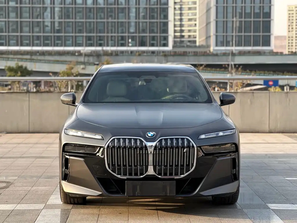 BMW I7
