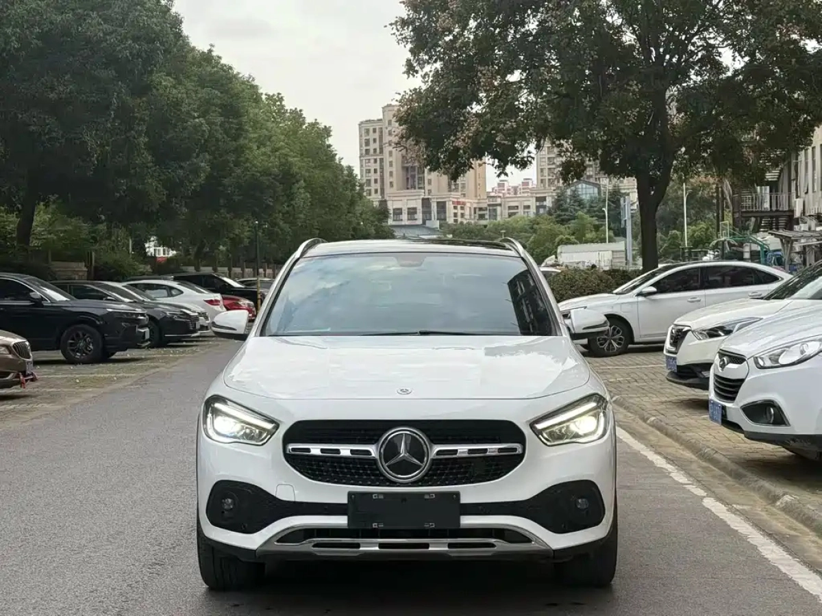 MERCEDES BENZ GLA