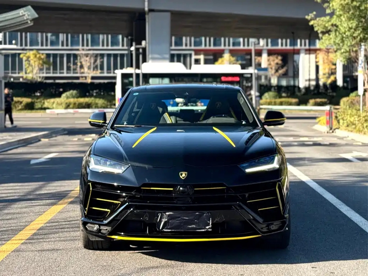 LAMBORGHINI URUS  2025