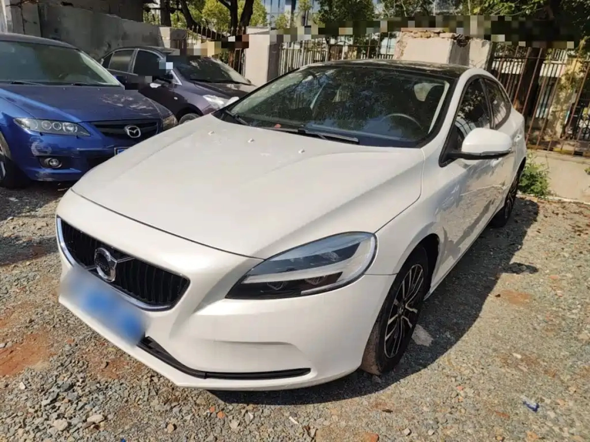 VOLVO V40